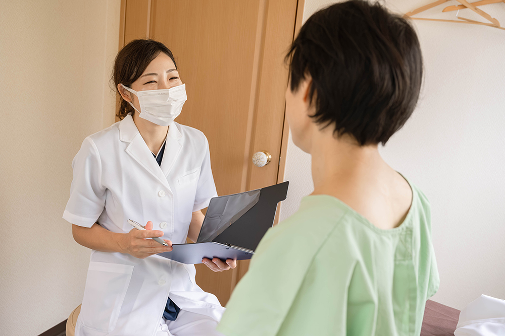 笑顔で迎えるセラキュア鍼灸のスタッフ,院長による専門的な説明シーン,施術後のアフターケアのアドバイス風景
